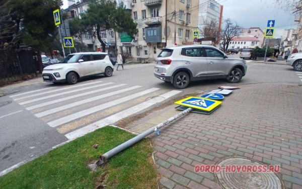 В Новороссийске прохожие замечают упавшие дорожные знаки В Новороссийске прохожие замечают упавшие дорожные знаки