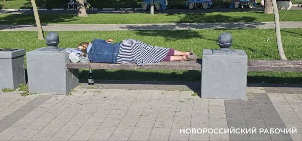 Сон в летнюю ночь. Бродяги любят ночевать в центре Новороссийска
