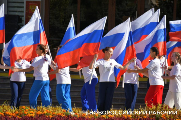 В Новороссийске торжественно отметили День Государственного Флага