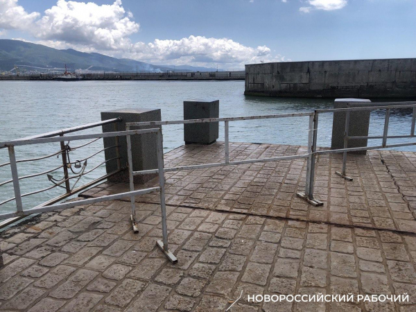 В Новороссийске со смотровой площадки можно свалиться в море