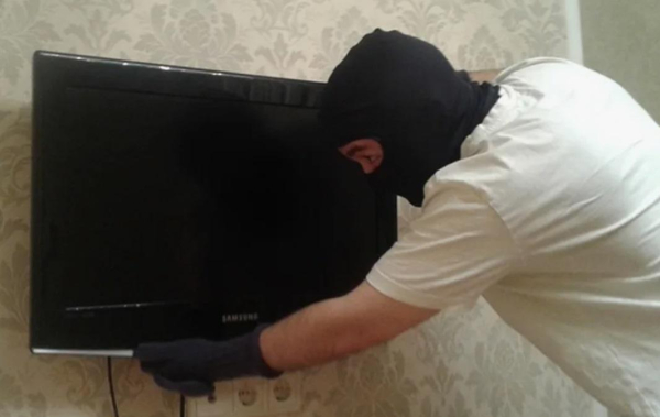 В Новороссийске приезжая с двумя подельниками похитила телевизор из квартиры бывшего сожителя В Новороссийске приезжая с двумя подельниками похитила телевизор из квартиры бывшего сожителя