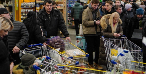 Новороссийцы встали в очереди: закупаются к новогоднему столу Новороссийцы встали в очереди: закупаются к новогоднему столу