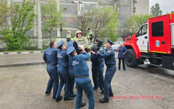Облили водой и подкинули в воздух: в Новороссийске проводили пожарного на заслуженный отдых + видео