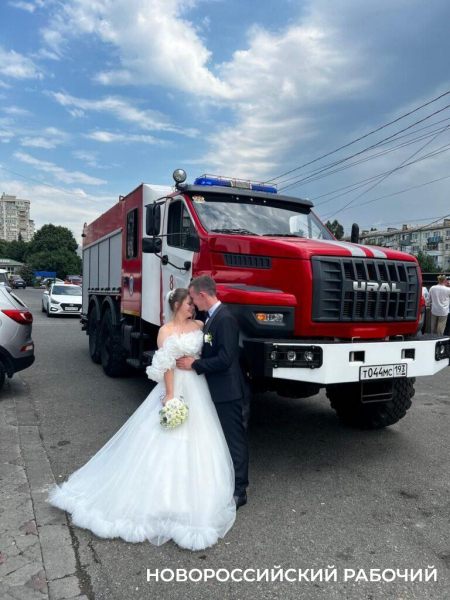 Пожарная машина подъехала к ЗАГСу в Новороссийске. Что-то случилось? Начальник женится!