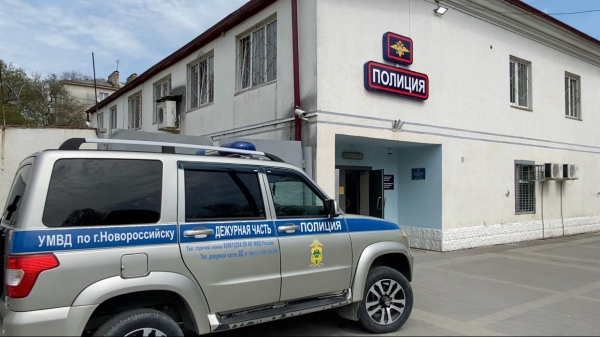 Новороссийские полицейские сняли с поезда пенсионера с миллионом рублей