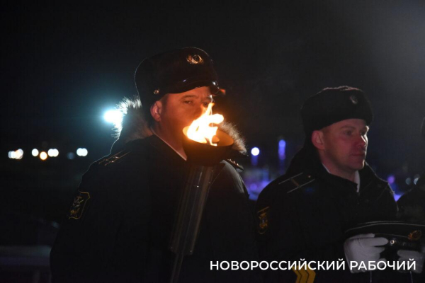 Сегодня в Новороссийске, в 2:00, бескозырка — символ десанта Куникова, была спущена в море Сегодня в Новороссийске, в 2:00, бескозырка — символ десанта Куникова, была спущена в море