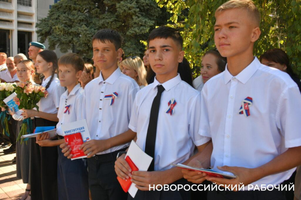 В Новороссийске торжественно отметили День Государственного Флага