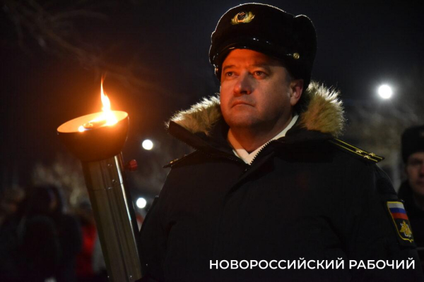Сегодня в Новороссийске, в 2:00, бескозырка — символ десанта Куникова, была спущена в море Сегодня в Новороссийске, в 2:00, бескозырка — символ десанта Куникова, была спущена в море