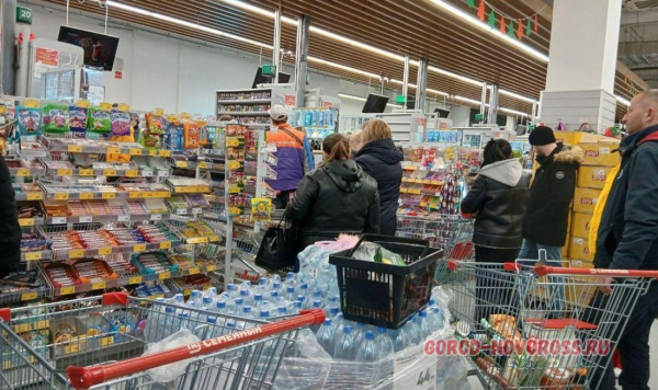 Новороссийцы встали в очереди: закупаются к новогоднему столу Новороссийцы встали в очереди: закупаются к новогоднему столу