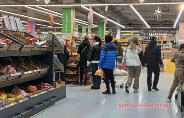 Новороссийцы встали в очереди: закупаются к новогоднему столу Новороссийцы встали в очереди: закупаются к новогоднему столу