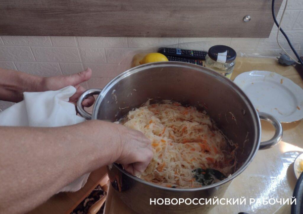 Бабушки Новороссийска начали солить для военных капусту и огурцы