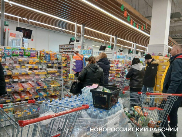 Новороссийцы встали в очереди — закупаются к новогоднему столу Новороссийцы встали в очереди — закупаются к новогоднему столу