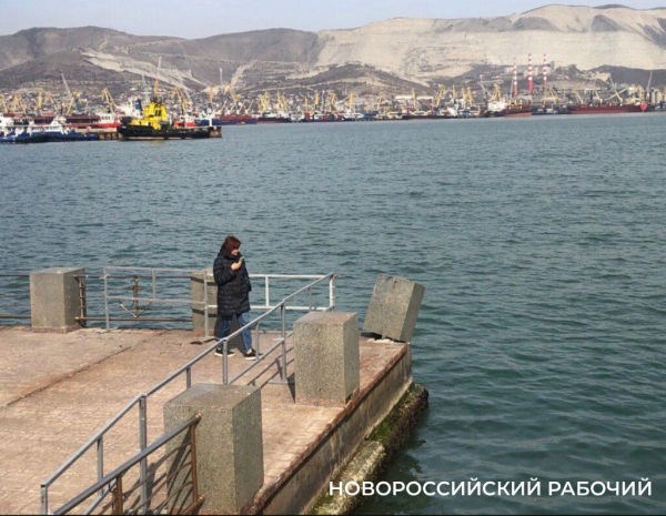 В Новороссийске со смотровой площадки можно свалиться в море