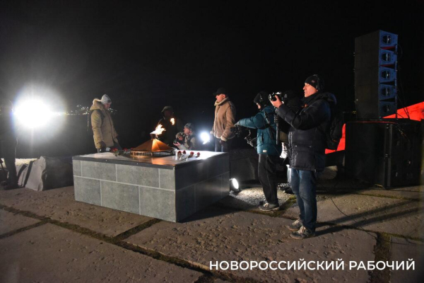 Сегодня в Новороссийске, в 2:00, бескозырка — символ десанта Куникова, была спущена в море Сегодня в Новороссийске, в 2:00, бескозырка — символ десанта Куникова, была спущена в море