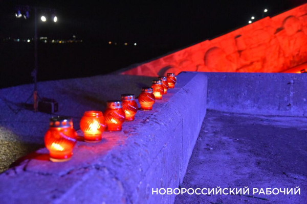Сегодня в Новороссийске, в 2:00, бескозырка — символ десанта Куникова, была спущена в море Сегодня в Новороссийске, в 2:00, бескозырка — символ десанта Куникова, была спущена в море
