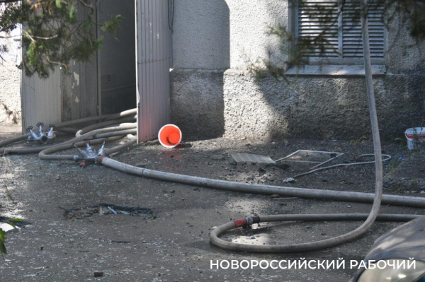 «Понадобится расселить целый подъезд». В Новороссийске эвакуировали людей из горящего в центре города дома