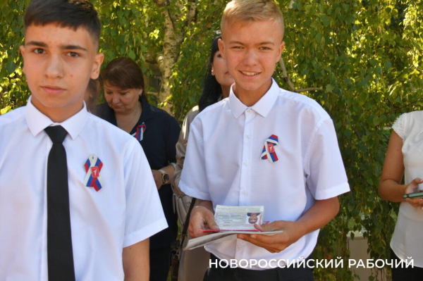 В Новороссийске торжественно отметили День Государственного Флага