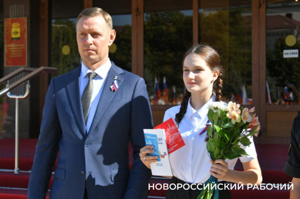 В Новороссийске торжественно отметили День Государственного Флага