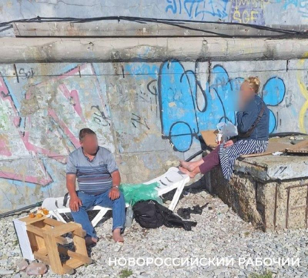 Сон в летнюю ночь. Бродяги любят ночевать в центре Новороссийска