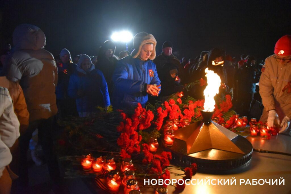 Сегодня в Новороссийске, в 2:00, бескозырка — символ десанта Куникова, была спущена в море Сегодня в Новороссийске, в 2:00, бескозырка — символ десанта Куникова, была спущена в море