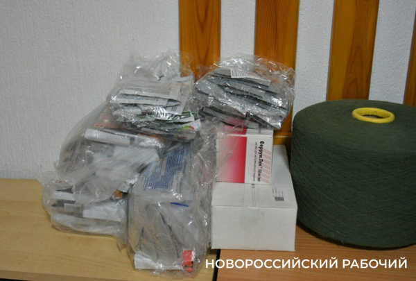 Бабушки Новороссийска начали солить для военных капусту и огурцы