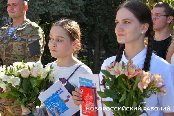 В Новороссийске торжественно отметили День Государственного Флага