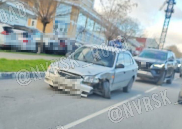 Мостик невезения калечит машины в Новороссийске Мостик невезения калечит машины в Новороссийске