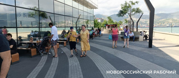 На набережной Новороссийска полицейские готовы общаться с иностранцами
