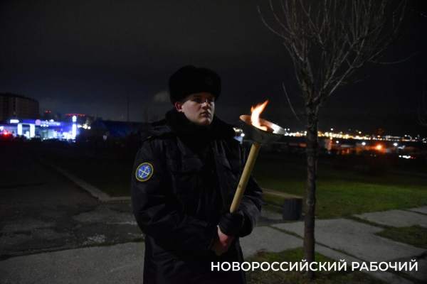 Сегодня в Новороссийске, в 2:00, бескозырка — символ десанта Куникова, была спущена в море Сегодня в Новороссийске, в 2:00, бескозырка — символ десанта Куникова, была спущена в море