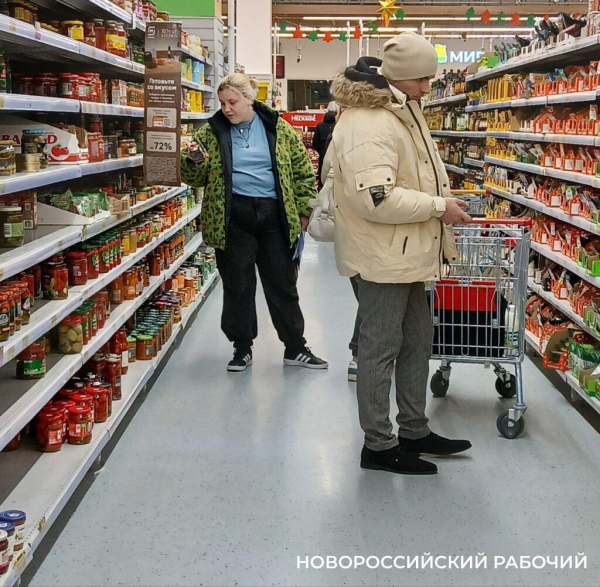 Новороссийцы встали в очереди — закупаются к новогоднему столу Новороссийцы встали в очереди — закупаются к новогоднему столу