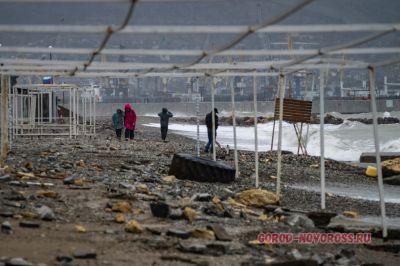 Волны и ветер навели свой порядок на городском пляже в Новороссийске Волны и ветер навели свой порядок на городском пляже в Новороссийске
