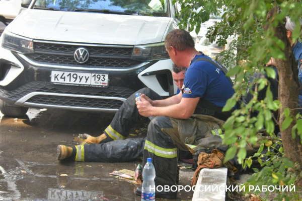 «Понадобится расселить целый подъезд». В Новороссийске эвакуировали людей из горящего в центре города дома