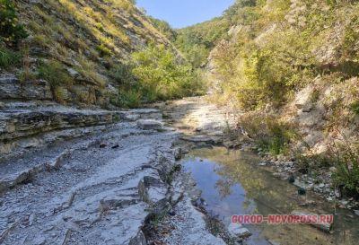 В Новороссийске в водопадах течет грязная вода со странными хлопьями