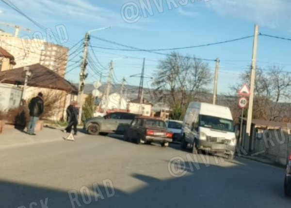 Цистерны во дворах и парковка «впритирку»: ДТП и пробки в Новороссийске Цистерны во дворах и парковка «впритирку»: ДТП и пробки в Новороссийске
