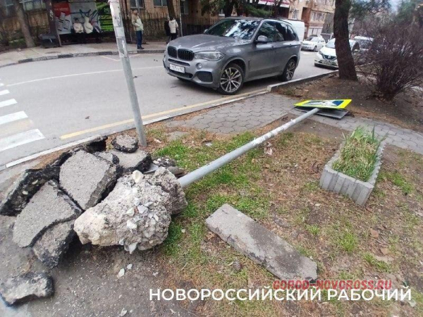 В Новороссийске прохожие замечают упавшие дорожные знаки В Новороссийске прохожие замечают упавшие дорожные знаки