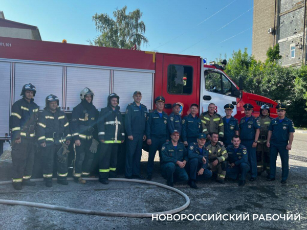 Пожарная машина подъехала к ЗАГСу в Новороссийске. Что-то случилось? Начальник женится!