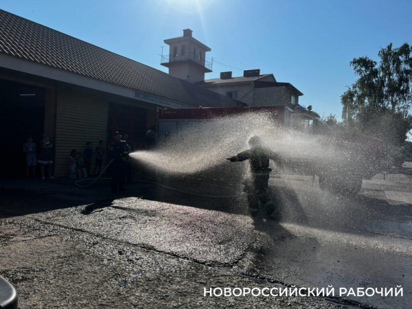 Пожарная машина подъехала к ЗАГСу в Новороссийске. Что-то случилось? Начальник женится!