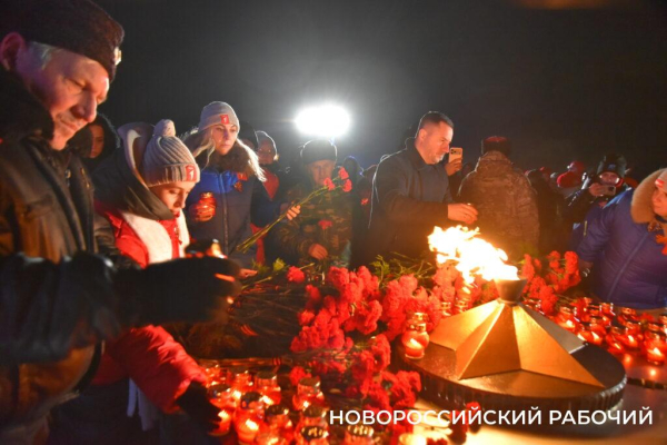 Сегодня в Новороссийске, в 2:00, бескозырка — символ десанта Куникова, была спущена в море Сегодня в Новороссийске, в 2:00, бескозырка — символ десанта Куникова, была спущена в море