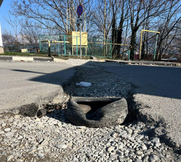 Разрыли и бросили: огромные ямы в Новороссийске тревожат водителей