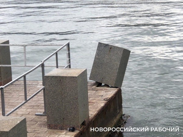 В Новороссийске со смотровой площадки можно свалиться в море