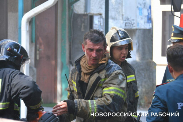 «Понадобится расселить целый подъезд». В Новороссийске эвакуировали людей из горящего в центре города дома